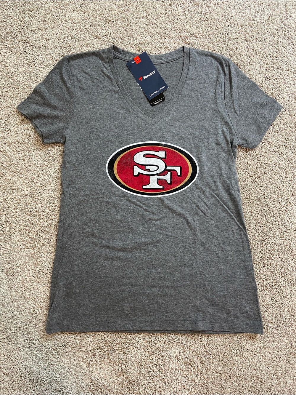 Fanatics • Women’s San Francisco 49ers V Neck Tee